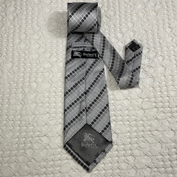 ‘Burberry’ 100% Silk Tie - Picture 2 of 8